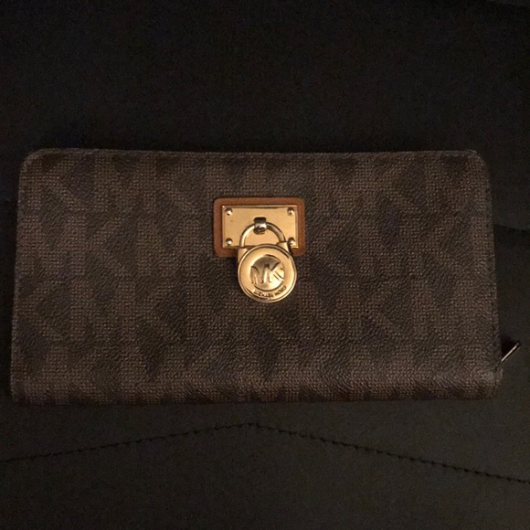 Michael Kors Leather Zippered Wallet - Picture 2 of 10